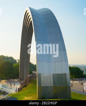 Die Menschen die Freundschaft Arch ist ein Monument in Kiew, Ukraine. Stockfoto