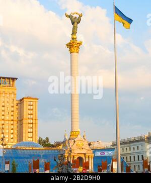 Kiew, Ukraine - Mai 31, 2019: Statue des Berehynia, Unabhängigkeit Denkmal auf dem Platz der Unabhängigkeit in Kiew, Ukraine Stockfoto