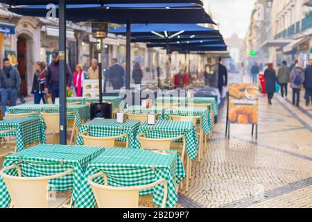 Straßenrestaurant in der Altstadt von Lissabon, Portugal Stockfoto