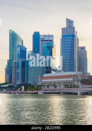 Skyline der Innenstadt von Singapur durch den Fluss bei Sonnenuntergang Stockfoto