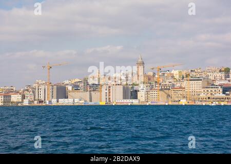 Istanbul, Türkei - 19. September 2019. Die Uferpromenade des Bosporus des Karakoy-Viertels in Beyoglu. Im Zentrum befindet sich der Galata-Turm Stockfoto