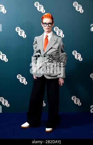 Sandy Powell besucht das jährliche Abendessen der BFI Fellowship, das Tilda Swinton im Rosewood Hotel, London, ehrt. Stockfoto