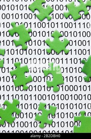 Grüne Rätsel und Binärcode Stockfoto
