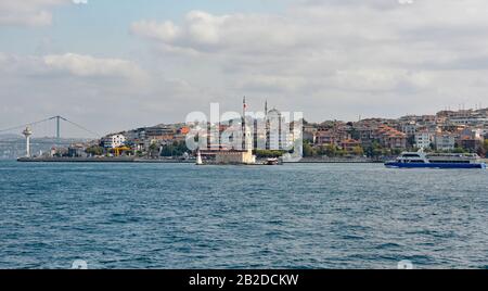 Istanbul, Türkei - 19. September 2019. Die Küste des Bosporus des Uskudar-Viertels am asiatischen Ufer von Istanbul. Jungfernturm in der Mitte Stockfoto