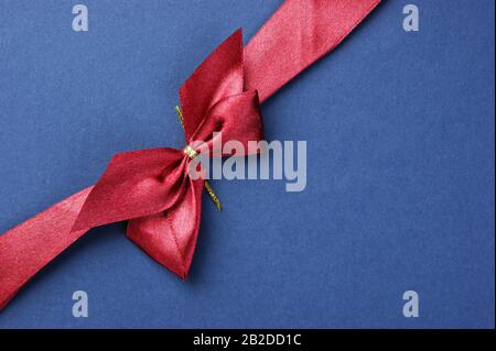 Blauer Weihnachtsgeschenkkasten mit rotem Bogen und Band Stockfoto