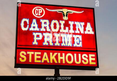 Charlotte, NC, USA - 26. Dezember 2019: Horizontale, mittlere Nahaufnahme der freistehenden Marke und des Logos von 'Carolina Prime' Steakhouse im Freien. Stockfoto