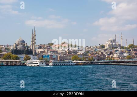 Istanbul, Türkei - 19. September 2019. Yeni Camii neue Moschee links & Süleymaniye Moschee rechts im Fatih-Viertel. Galata-Brücke ganz rechts Stockfoto