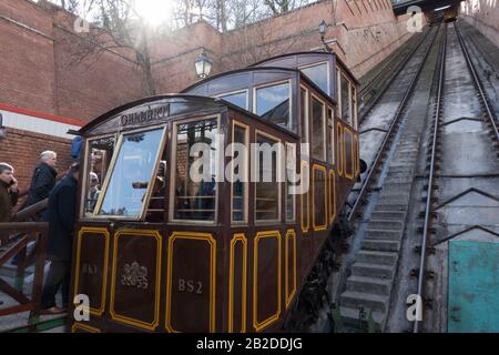 Budapest, Ungarn. März 2020. Am 2. März 2020 nehmen die Menschen die Buda Castle Hill Funicular in Budapest, Ungarn. Die Buda-Burghügel-Seilbahn, eine Touristenattraktion Budapests, wurde am Montag 150 Jahre alt. Kredit: Attila Volgyi/Xinhua/Alamy Live News Stockfoto