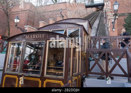 Budapest, Ungarn. März 2020. Am 2. März 2020 nehmen die Menschen die Buda Castle Hill Funicular in Budapest, Ungarn. Die Buda-Burghügel-Seilbahn, eine Touristenattraktion Budapests, wurde am Montag 150 Jahre alt. Kredit: Attila Volgyi/Xinhua/Alamy Live News Stockfoto