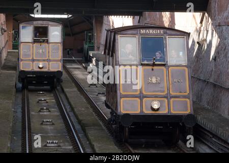 Budapest, Ungarn. März 2020. Am 2. März 2020 nehmen die Menschen die Buda Castle Hill Funicular in Budapest, Ungarn. Die Buda-Burghügel-Seilbahn, eine Touristenattraktion Budapests, wurde am Montag 150 Jahre alt. Kredit: Attila Volgyi/Xinhua/Alamy Live News Stockfoto