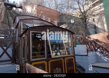 Budapest, Ungarn. März 2020. Am 2. März 2020 nehmen die Menschen die Buda Castle Hill Funicular in Budapest, Ungarn. Die Buda-Burghügel-Seilbahn, eine Touristenattraktion Budapests, wurde am Montag 150 Jahre alt. Kredit: Attila Volgyi/Xinhua/Alamy Live News Stockfoto