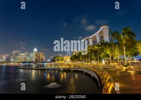 Singapore CITY, SINGAPUR - 13. FEBRUAR 2020: Marina Bay Sands nachts das größte Hotel in Asien. Es wurde am 27. April 2010 eröffnet. Stockfoto