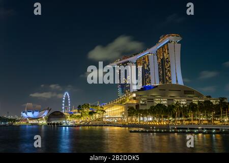 Singapore CITY, SINGAPUR - 13. FEBRUAR 2020: Marina Bay Sands nachts das größte Hotel in Asien. Es wurde am 27. April 2010 eröffnet. Stockfoto