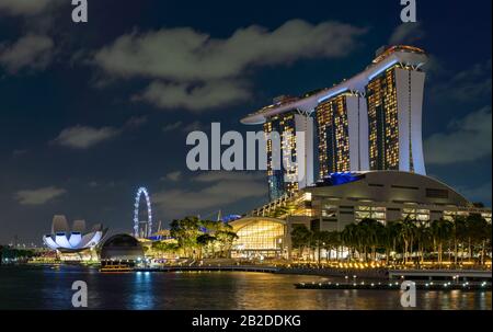 Singapore CITY, SINGAPUR - 13. FEBRUAR 2020: Marina Bay Sands nachts das größte Hotel in Asien. Es wurde am 27. April 2010 eröffnet. Stockfoto