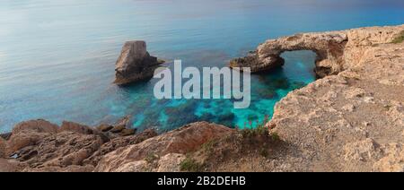 Panorama-Steinbrücke für Liebhaber Liebesbrücke an der Küste in der Nähe von Bergen auf der Ayia Napa Insel zypern Stockfoto