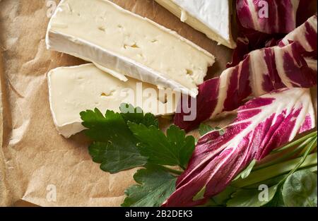 Weißer köstlicher selbstgemachter Camambert-Käse auf einem Papier Stockfoto