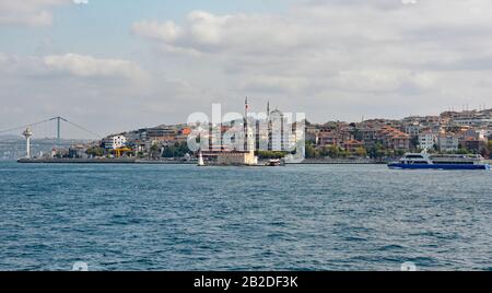 Istanbul, Türkei-19. September 2019. Die Küste des Bosporus des Uskudar-Viertels am asiatischen Ufer von Istanbul. Im Zentrum steht der Maiden's Tower Stockfoto