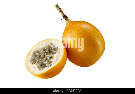 Granadilla oder gelbe Passionsfrucht-Stücke isoliert auf weißem Hintergrund mit Beschneidungspfad Stockfoto