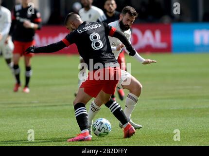 Washington, DC, USA. Februar 2020. 20200229 - D.C. United Mittelfeldspieler ULISES SEGURA (8) und Colorado Rapids Mittelfeldspieler JACK PRICE (19) wetteifern in der ersten Halbzeit beim Audi Field in Washington um den Ball. Credit: Chuck Myers/ZUMA Wire/Alamy Live News Stockfoto