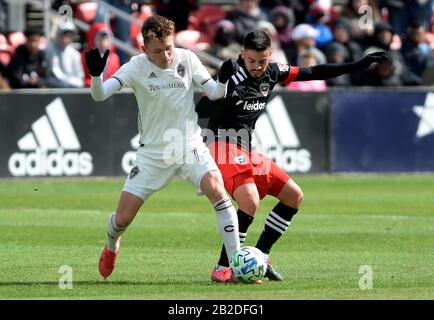 Washington, DC, USA. Februar 2020. 20200229 - D.C. United Mittelfeldspieler JUNIOR MORENO (5) und Colorado Rapids Verteidiger SAM VINES (13) wetteifern in der ersten Halbzeit beim Audi Field in Washington um den Ball. Credit: Chuck Myers/ZUMA Wire/Alamy Live News Stockfoto