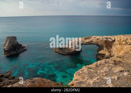 Steinbrücke für Liebhaber Love Bridges an der Küste in der Nähe von Bergen auf der Ayia Napa Insel Zypern Stockfoto