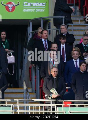 Birmingham, Großbritannien. März 2020. Aston Villa Supporter und Ex-Premier David Cameron & Ex-Villa-Manager Grard Houllier in der Menge während des Carabao-Cup-Endspiels zwischen Aston Villa und Manchester City im Wembley-Stadion, London, England am 1. März 2020. Foto von Andy Rowland. Kredit: Prime Media Images/Alamy Live News Stockfoto