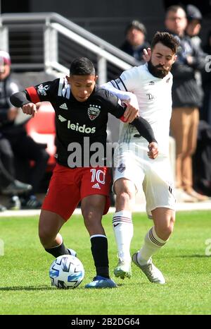 Washington, DC, USA. Februar 2020. 20200229 - D.C. United Mittelfeldspieler EDISON FLORES (10) fendet vor Colorado Rapids Mittelfeldspieler JACK PRICE (19) in der ersten Halbzeit bei Audi Field in Washington. Credit: Chuck Myers/ZUMA Wire/Alamy Live News Stockfoto