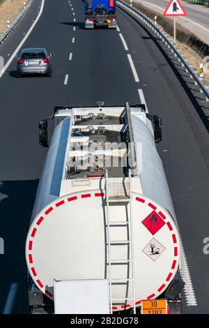 Tanklöschfahrzeug mit Gefahrgut auf der Autobahn im Umlauf Stockfoto