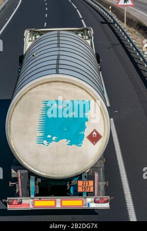 Tanklöschfahrzeug für den Transport von Gasen, die auf der Autobahn zirkulieren Stockfoto