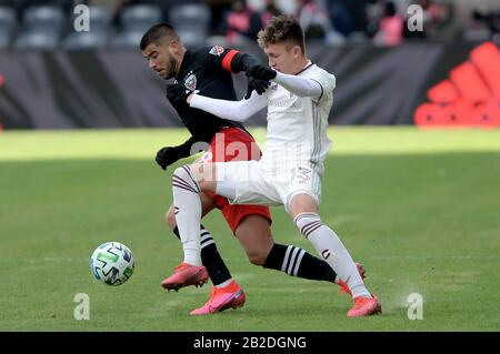 29. Februar 2020, Washington, DC, USA: 20200229 - D.C. United Mittelfeldspieler ULISES SEGURA (8) kämpft um den Ball gegen Colorado Rapids Verteidiger SAM VINES (13) in der zweiten Halbzeit bei Audi Field in Washington. (Bild: © Chuck Myers/ZUMA Wire) Stockfoto