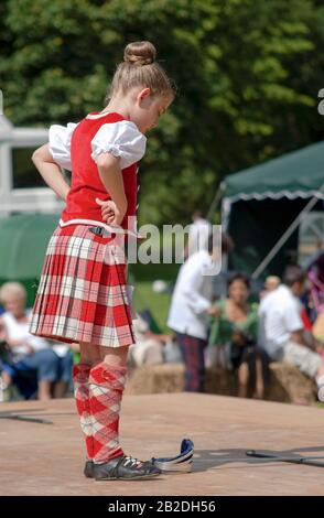 Junger schottischer Highland Dancer, der während eines Wettbewerbs in Colchester, Essex, England, einen Schwerttanz ausführte Stockfoto