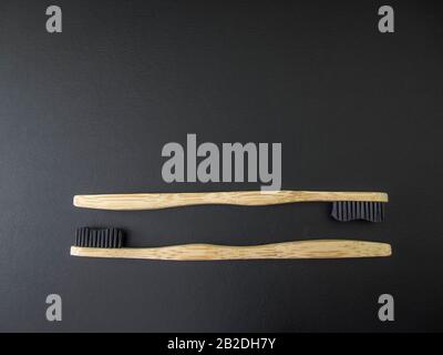 Umweltfreundliche Bamboo Zahnbürste auf schwarzem Hintergrund. Kein Abfall, kein Kunststoff. Kopierbereich. Stockfoto