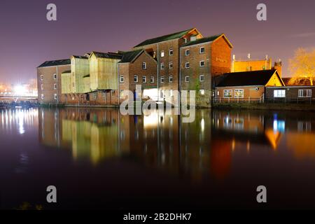 Queens Mill Reflexionen nachts in Castleford, West Yorkshire Stockfoto