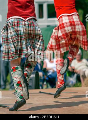 Junger schottischer Highland Dancer, der während eines Wettbewerbs in Colchester, Essex, England, einen Schwerttanz ausführte. Stockfoto