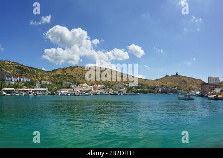 Das Ostufer der Balaklava Bay Sunny Summer Day. Der Blick von der gegenüberliegenden Bank Stockfoto