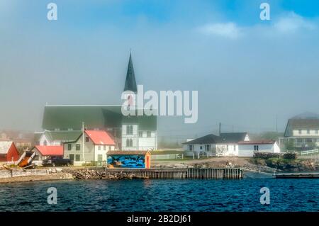 Die kleine historische Stadt Trinity auf der Bonavista Halbinsel von Neufundland mit Nebel weht in der Trinity Bay. Stockfoto