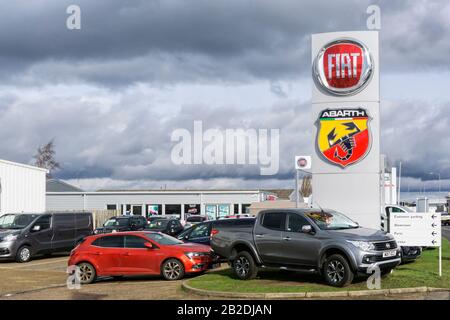 Autos zum Verkauf auf dem Vorplatz eines Fiat-Abarth-Autohauses. Stockfoto