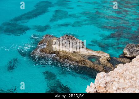 Luftaufnahmen von einer Drohne von einer Höhe zum Ufer mit dem Meer und den Bergen auf der Ayia Napa Insel zypern Stockfoto