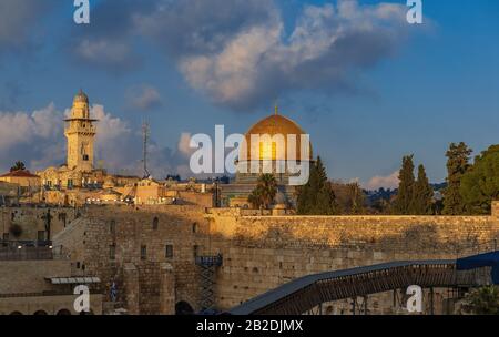 Die westliche Wand durch den Felsendom in Jerusalem dominiert Stockfoto