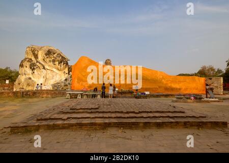 Riesiger liegender Buddha in Ayutthaya Thailand. Große liegende buddha-Statue im Wat Lokayasutharam oder Wat Pranon, Ayutthaya, Nord-Thailand Stockfoto