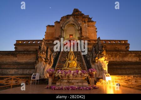 Buddhistischer Tempel Wat Chedi Luang, im historischen Zentrum von Chiang Mai. Eine alte Pagode, die von Scheinwerfern beleuchtet wird, neues Mondlicht bei Nacht, Vorderansicht Stockfoto