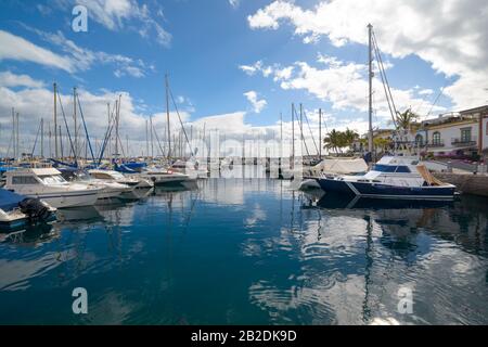 Segelboote und Yachten im Hafen Puerto de Mogan, Gran Canaria, Kanarische Inseln, Spanien Stockfoto