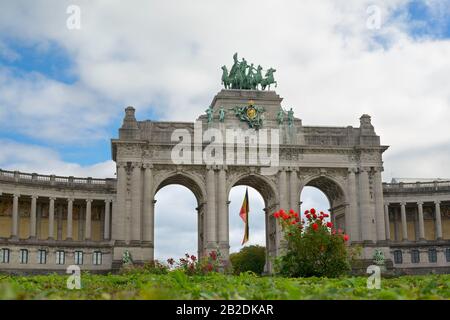 Der Triumphbogen (Cinquantenaire Arch) im Jubilee Park, Brüssel Belgien. Stockfoto