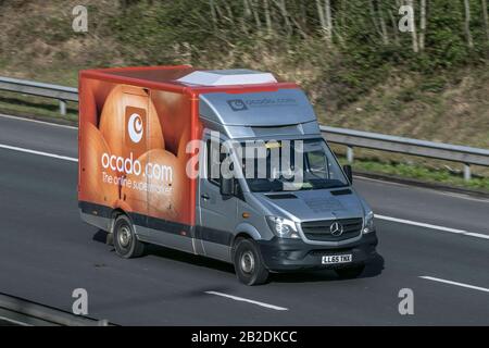 Lebensmittelzustellwagen Ocado, der auf der Autobahn M6 in der Nähe von Preston in Lancashire, Großbritannien fährt Stockfoto