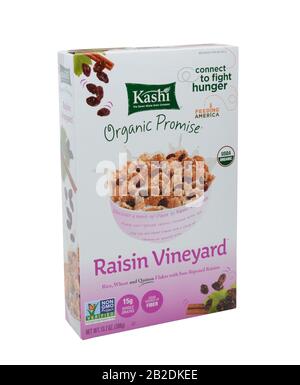 Irvine, CA - 12. DEZEMBER 2014: Eine Schachtel Kashi Raisin Vineyard Frühstückszerealien. Die Firma Kashi produziert eine Linie von biologischem, gentechnisch nicht gentechnisch verändertem Getreide, Kracke Stockfoto