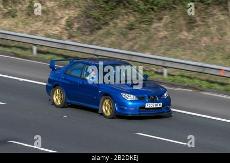 2007 Blue Subaru Impreza WRX STI; Fahrzeugverkehr, Transport, moderne Fahrzeuge, Salonwagen, Fahrzeug auf britischen Straßen, Motoren, Fahren auf der Autobahn M6 Stockfoto