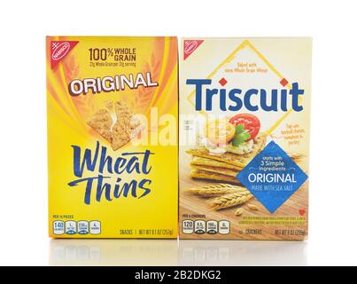 Irvine, KALIFORNIEN - 16. NOVEMBER 2016: Cracker von Nabisco Triscuit und Weizenthins. Zwei der beliebtesten Cracker der Marken. Stockfoto