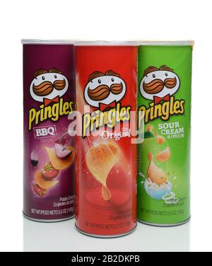 Irvine, CA - 4. JANUAR 2018: Drei Dosen von Pringles. Pringles ia ist eine Marke von stapelbaren Imbisschips auf Kartoffel- und Weizenbasbasis Stockfoto