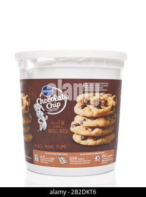 Irvine, KALIFORNIEN - 14. AUGUST 2019: Eine Wanne aus Pillsbury Chocolate Chip Cookie-Teig. Stockfoto