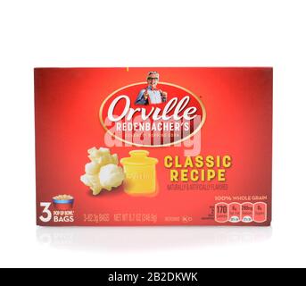 Irvine, CA - 23. JUNI 2014: Eine Schachtel Orville Redenbacher Mikrowellen-Popcorn. Die Marke, die 1970 eingeführt wurde, zeigt die Ähnlichkeit von Gründer und Sprecher Stockfoto